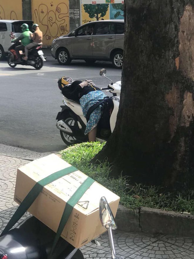 Cô gái ngủ ngon lành trên xe máy dựng giữa đường gây tranh cãi-1