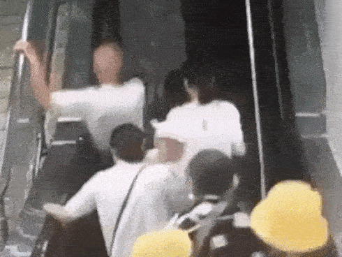 Đi mua sắm, người phụ nữ bị thang cuốn nuốt” trọn 2 chân, nhân chứng kể lại chi tiết sự việc khiến ai cũng rùng mình kinh hãi-2