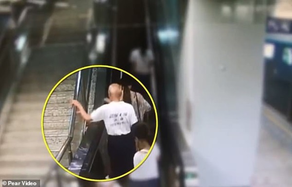 Khoảnh khắc thót tim: Mẹ làm rơi con gái 5 tháng tuổi trên thang cuốn đang chạy, cả loạt người ngã nhào theo để đỡ đứa trẻ-1