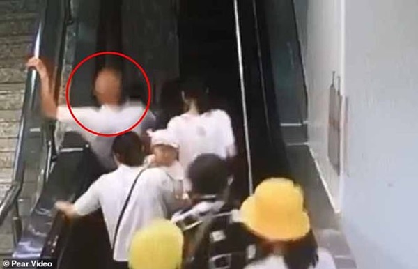 Khoảnh khắc thót tim: Mẹ làm rơi con gái 5 tháng tuổi trên thang cuốn đang chạy, cả loạt người ngã nhào theo để đỡ đứa trẻ-2