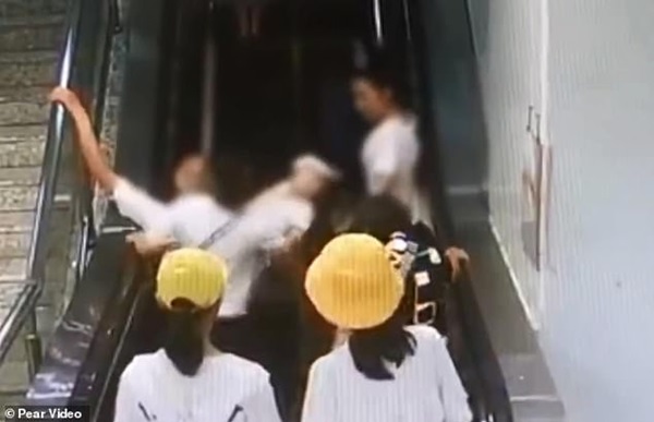 Khoảnh khắc thót tim: Mẹ làm rơi con gái 5 tháng tuổi trên thang cuốn đang chạy, cả loạt người ngã nhào theo để đỡ đứa trẻ-4