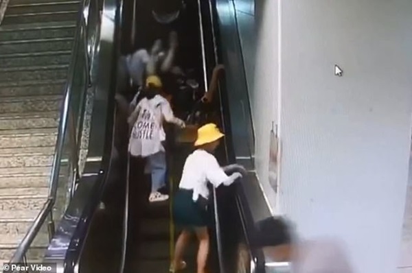 Khoảnh khắc thót tim: Mẹ làm rơi con gái 5 tháng tuổi trên thang cuốn đang chạy, cả loạt người ngã nhào theo để đỡ đứa trẻ-5