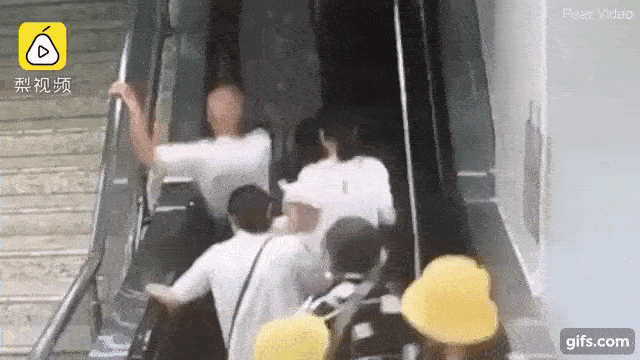 Khoảnh khắc thót tim: Mẹ làm rơi con gái 5 tháng tuổi trên thang cuốn đang chạy, cả loạt người ngã nhào theo để đỡ đứa trẻ-3