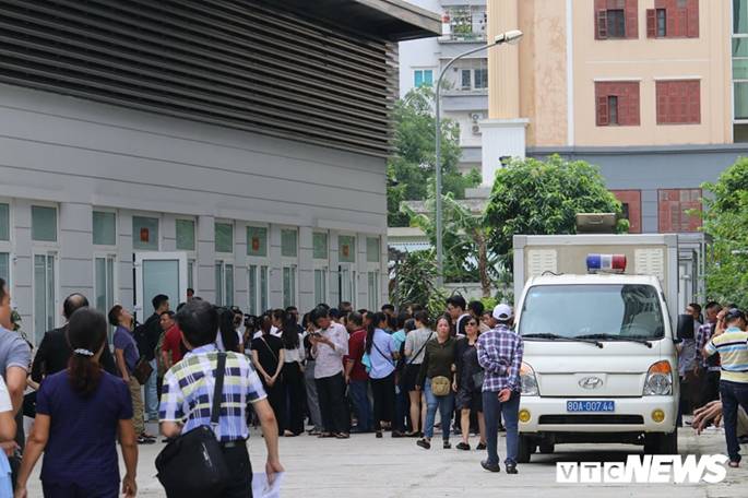 Ông trùm Hưng kính khóc nức nở chào tạm biệt người thân tại toà-2