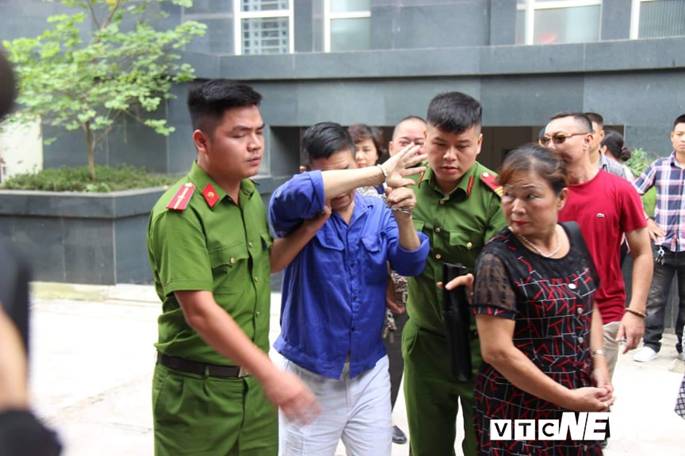 Ông trùm Hưng kính khóc nức nở chào tạm biệt người thân tại toà-4