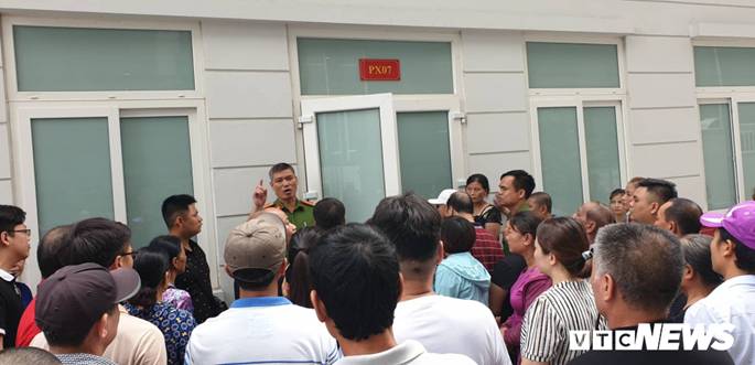 Ông trùm Hưng kính khóc nức nở chào tạm biệt người thân tại toà-5