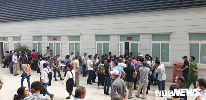 Ông trùm Hưng kính khóc nức nở chào tạm biệt người thân tại toà-6