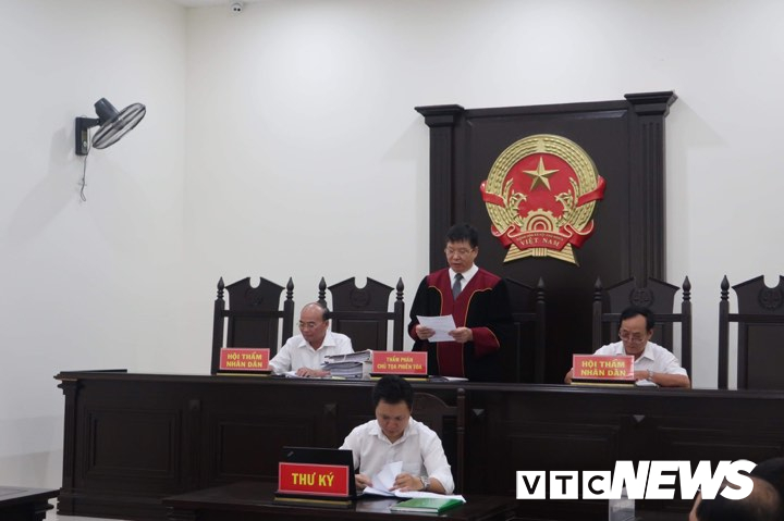 Ông trùm Hưng kính khóc nức nở chào tạm biệt người thân tại toà-8