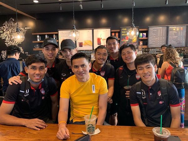 Đặng Văn Lâm bất ngờ chụp ảnh thân thiết với Kiatisak, gọi huyền thoại bóng đá Thái Lan là thầy-2