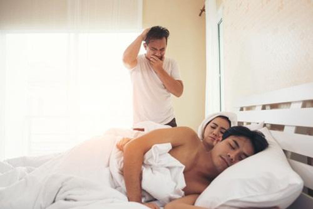 Giao đồ ăn tới nhà nghỉ, chàng shipper tá hỏa khi thấy cô gái quấn khăn tắm bước ra-2