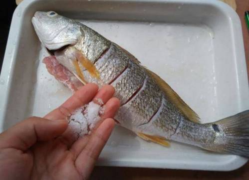 Đừng cho cá vào om trực tiếp, nên thêm bước này món ăn vừa không tanh vừa đều vị-1