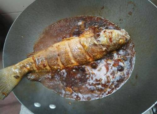 Đừng cho cá vào om trực tiếp, nên thêm bước này món ăn vừa không tanh vừa đều vị-2