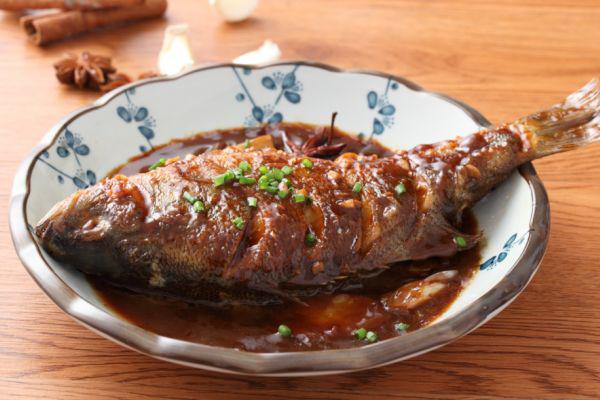 Đừng cho cá vào om trực tiếp, nên thêm bước này món ăn vừa không tanh vừa đều vị-3