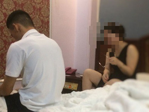 Dự sinh nhật, nữ phiên dịch bị chuốc say, giật mình tỉnh giấc bên trai lạ-2