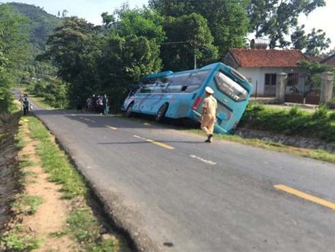 Bị cuốn vào gầm xe khách, người phụ nữ tử vong tại chỗ