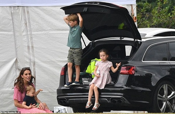 Hoàng tử Louis đánh bật con trai nhà Meghan, trở thành nhân vật HOT nhất trong sự kiện với một loạt biểu cảm khiến người hâm mộ phát cuồng-1