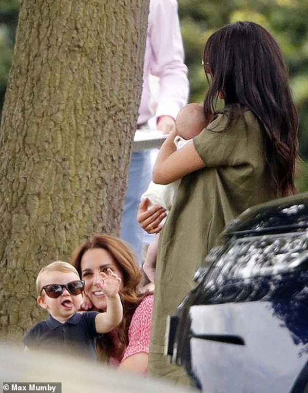 Hoàng tử Louis đánh bật con trai nhà Meghan, trở thành nhân vật HOT nhất trong sự kiện với một loạt biểu cảm khiến người hâm mộ phát cuồng-5