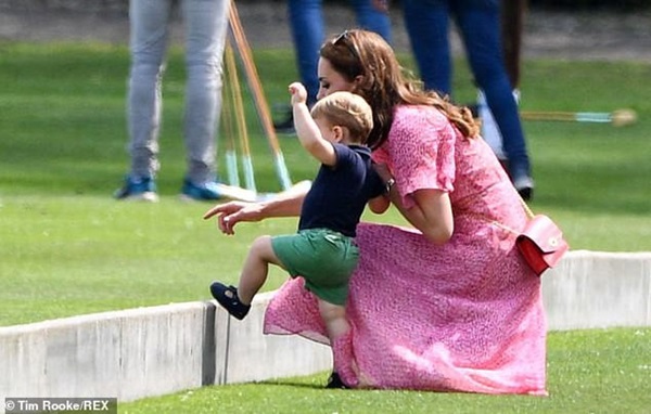 Hoàng tử Louis đánh bật con trai nhà Meghan, trở thành nhân vật HOT nhất trong sự kiện với một loạt biểu cảm khiến người hâm mộ phát cuồng-8