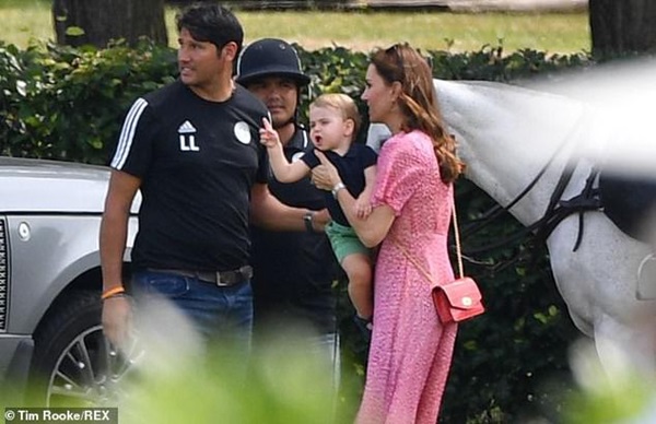 Hoàng tử Louis đánh bật con trai nhà Meghan, trở thành nhân vật HOT nhất trong sự kiện với một loạt biểu cảm khiến người hâm mộ phát cuồng-9