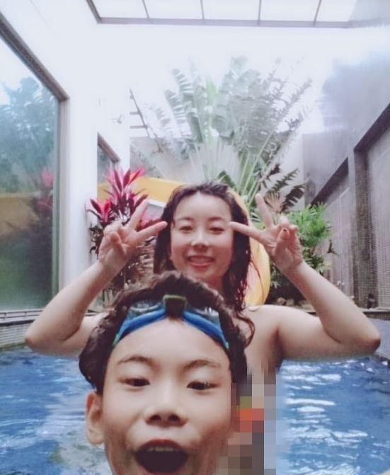 Thản nhiên thả rông tắm chung với con trai 12 tuổi, người mẹ còn tiết lộ thêm sự thật khác-1
