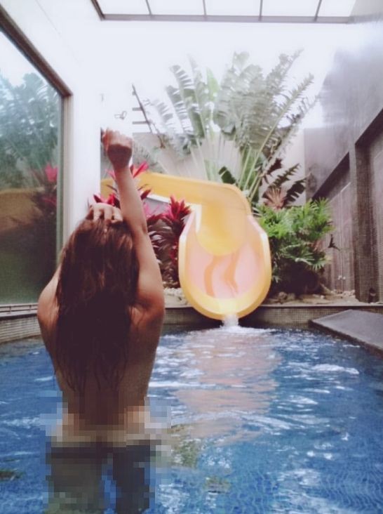 Thản nhiên thả rông tắm chung với con trai 12 tuổi, người mẹ còn tiết lộ thêm sự thật khác-2