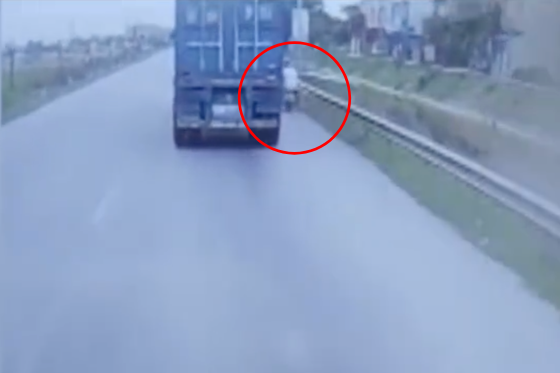Clip: Người đàn ông ngã văng ra vệ đường, suýt bỏ mạng vì liều lĩnh vượt phải container trên quốc lộ-1