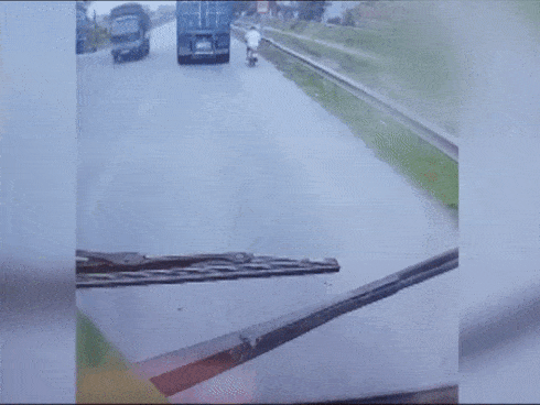 Clip: Người đàn ông ngã văng ra vệ đường, suýt bỏ mạng vì liều lĩnh vượt phải container trên quốc lộ