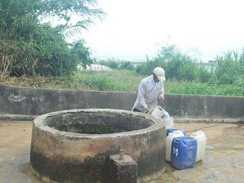 Bà gửi cháu ở bể bơi để ra ngoài, bé gái khoảng 4 tuổi rớt xuống nước phải nhập viện cấp cứu-2