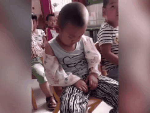 Cậu bé mẫu giáo ngủ gật bị giáo viên và bạn học 'troll'