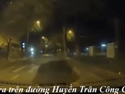 CLIP: Lao xe máy vào giữa quán nhậu của con nợ, thanh niên đâm luôn cả bảo vệ ra can-1