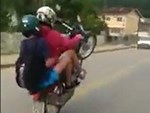 Bức xúc clip nam sinh mặc đồng phục bốc đầu xe máy trêu ngươi cảnh sát cơ động ở Hà Nội-2