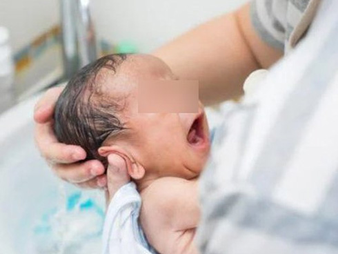 Y tá ngủ gật trong lúc bế, bé trai sơ sinh chấn thương nặng nề vì đập đầu xuống đất-4