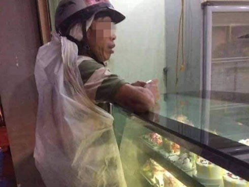 Người đàn ông khắc khổ dầm mưa đi mua bánh sinh nhật và hành động đẹp của chủ cửa hàng
