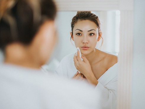 4 điều bạn cần lưu ý khi tẩy trang nếu không muốn mụn mọc chi chít