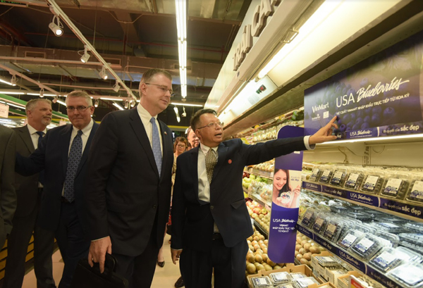 Đại sứ Hoa Kì quảng bá việt quất Mỹ trong VinMart-2