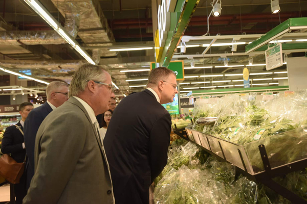 Đại sứ Hoa Kì quảng bá việt quất Mỹ trong VinMart-3