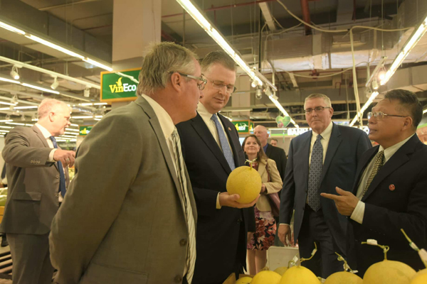 Đại sứ Hoa Kì quảng bá việt quất Mỹ trong VinMart-4