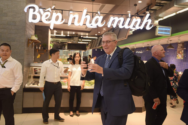 Đại sứ Hoa Kì quảng bá việt quất Mỹ trong VinMart-5