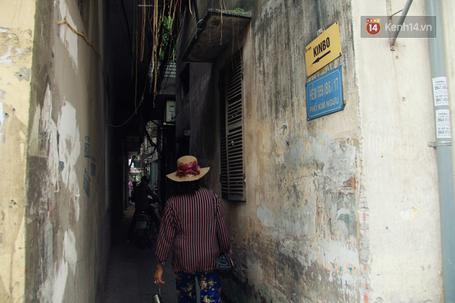 Người đàn ông 14 năm thắp hương trong khu nhà đói giữa Hà Nội: Tôi trông coi đồng bào, không ai cấm được-1