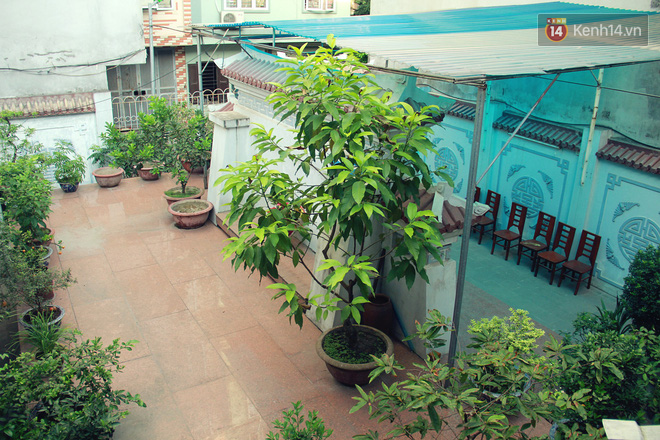 Người đàn ông 14 năm thắp hương trong khu nhà đói giữa Hà Nội: Tôi trông coi đồng bào, không ai cấm được-9