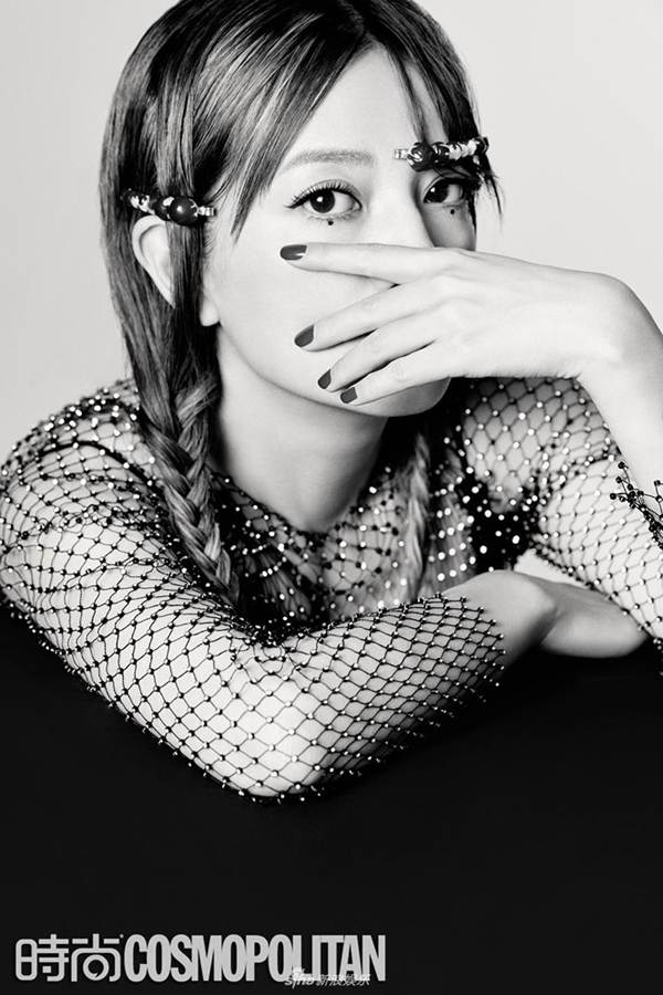 Triệu Vy ‘hồi xuân’ tuổi U50 với phong cách ngầu - lạ - đen tối-4