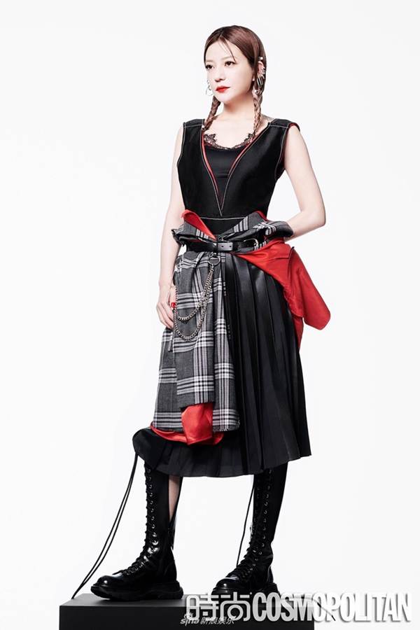 Triệu Vy ‘hồi xuân’ tuổi U50 với phong cách ngầu - lạ - đen tối-5