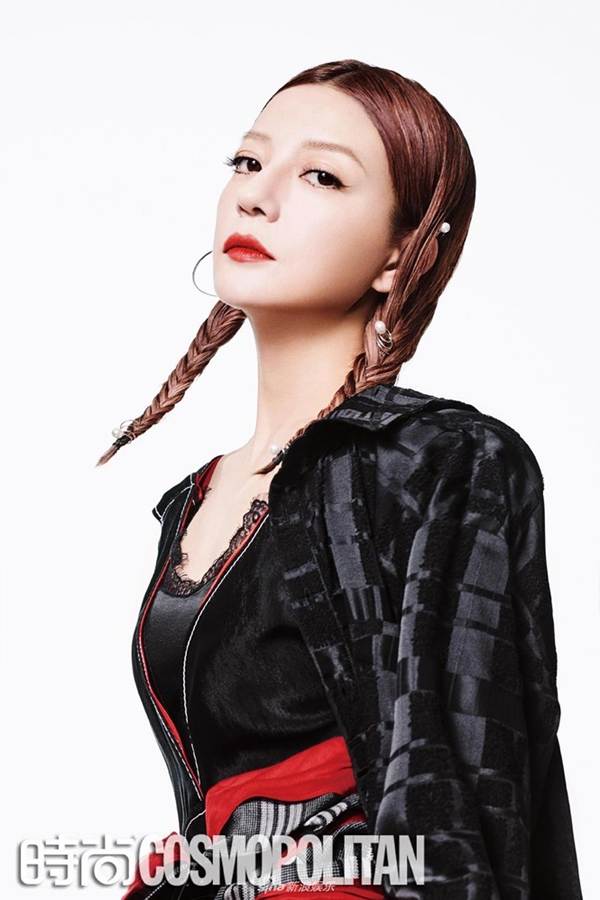 Triệu Vy ‘hồi xuân’ tuổi U50 với phong cách ngầu - lạ - đen tối-6