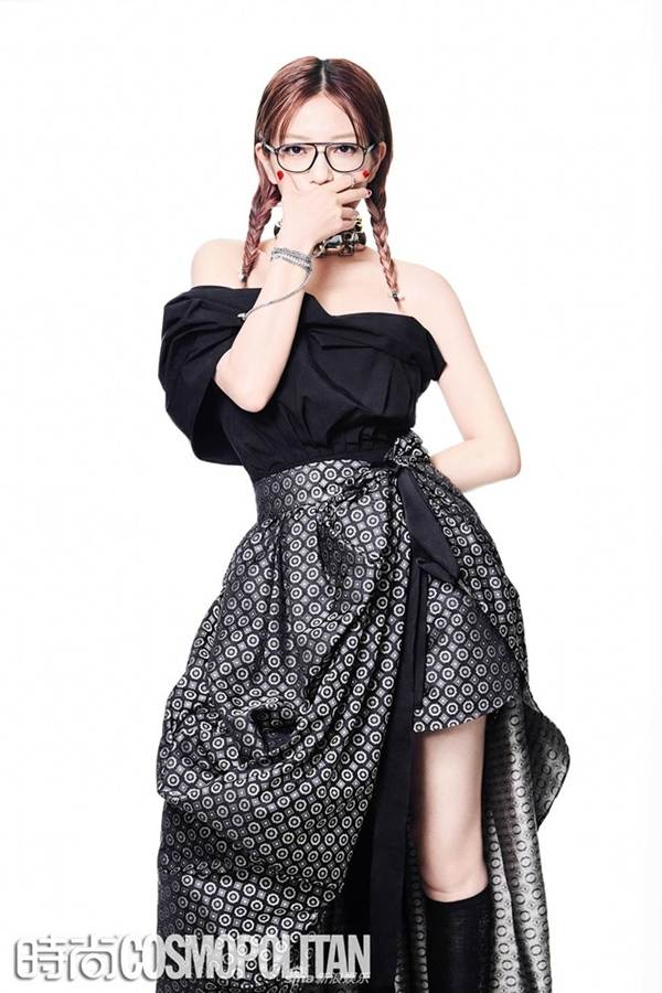 Triệu Vy ‘hồi xuân’ tuổi U50 với phong cách ngầu - lạ - đen tối-7