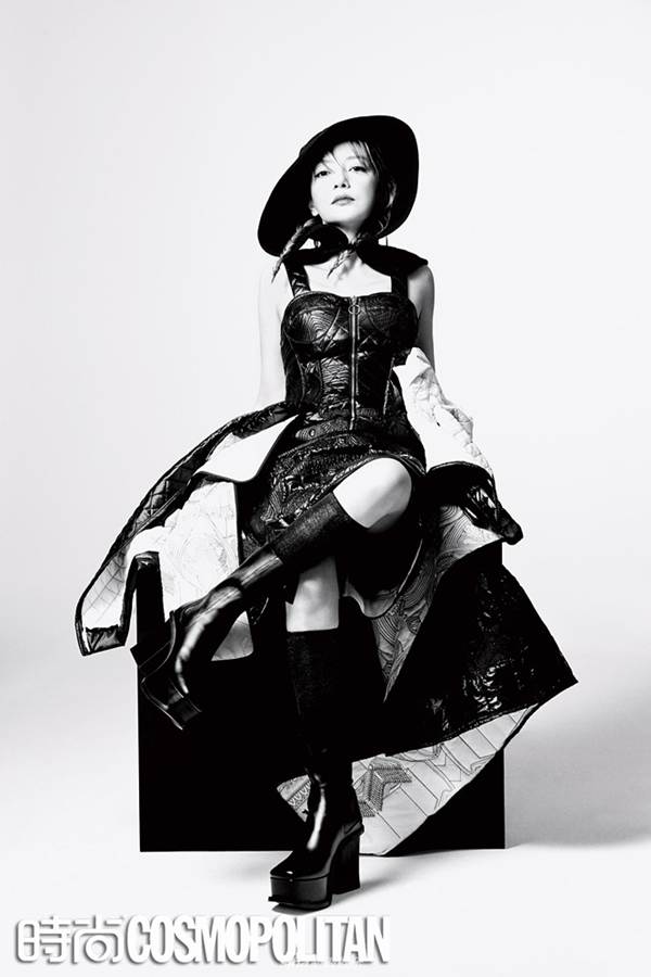 Triệu Vy ‘hồi xuân’ tuổi U50 với phong cách ngầu - lạ - đen tối-8