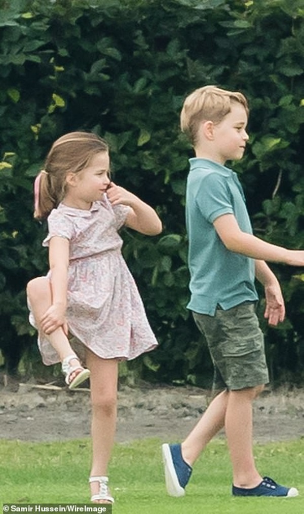 Công chúa Charlotte gây sốt cộng đồng mạng với dáng đứng bá đạo cùng một loạt biểu cảm khó đỡ khiến ai cũng bật cười sảng khoái-4