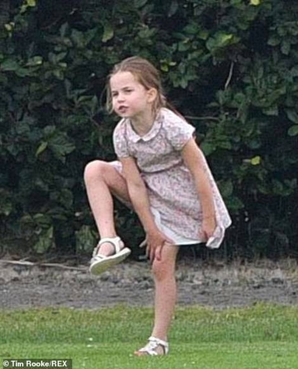 Công chúa Charlotte gây sốt cộng đồng mạng với dáng đứng bá đạo cùng một loạt biểu cảm khó đỡ khiến ai cũng bật cười sảng khoái-5