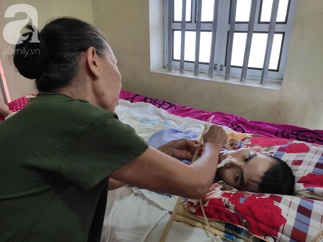Con trai sắp lấy vợ bị tai nạn nằm một chỗ, người mẹ già ngã quỵ khi tiếp tục biết chồng ung thư mà không đủ tiền chữa-10