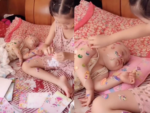 Mẹ nhờ trông em gái, cậu bé có ngay sáng kiến bất ngờ để rảnh tay chơi game-5