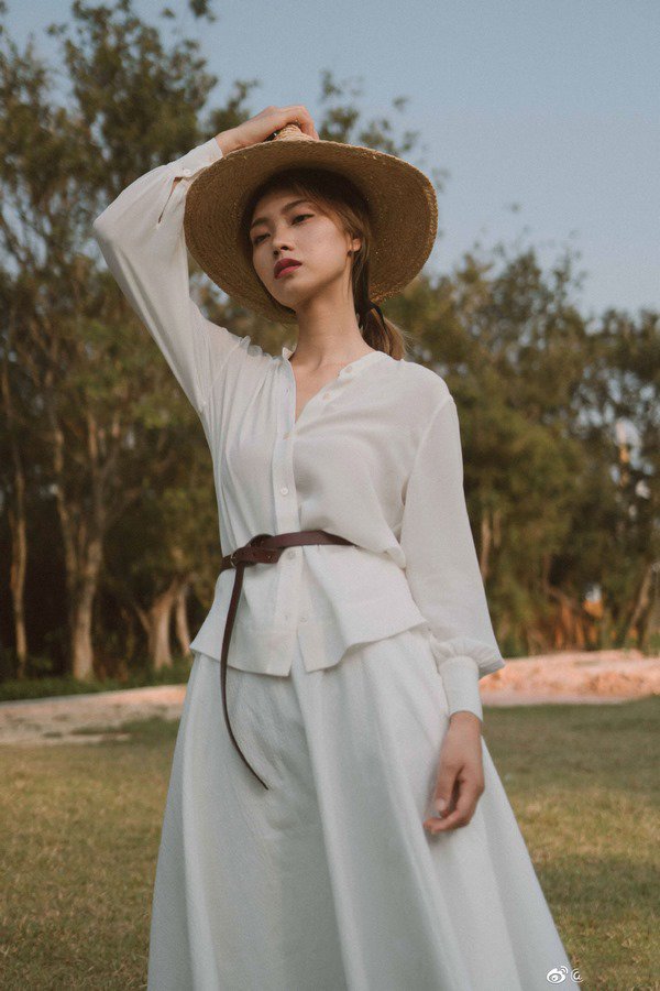 Đổi gió” cách diện áo sơ mi, chị em có ngay vẻ ngoài cực cuốn hút trong mắt đồng nghiệp-6